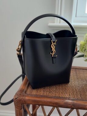 NWT YSL LE 37 SMALL IN BLACK - BUCKET TOTE